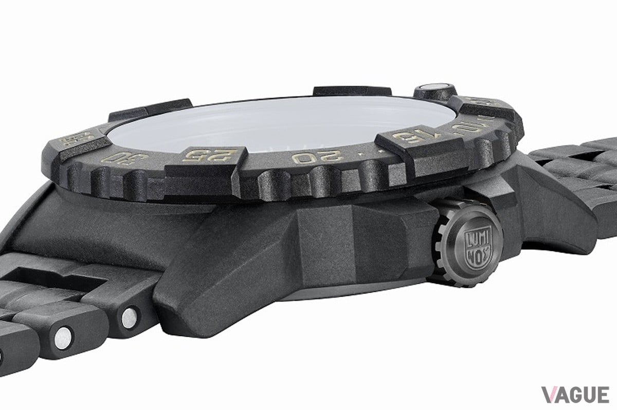 摩耗を抑えるマットブラック仕上げと、洗練されたタクティカルなデザイン性の45mmケース