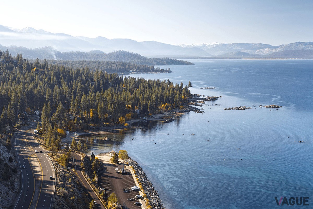 ツアーはタホ湖周辺の絶景ルートをドライブ。一流ホテルへの宿泊や地元の食材を活かした食事などがセットされている（C）Porsche Cars North America