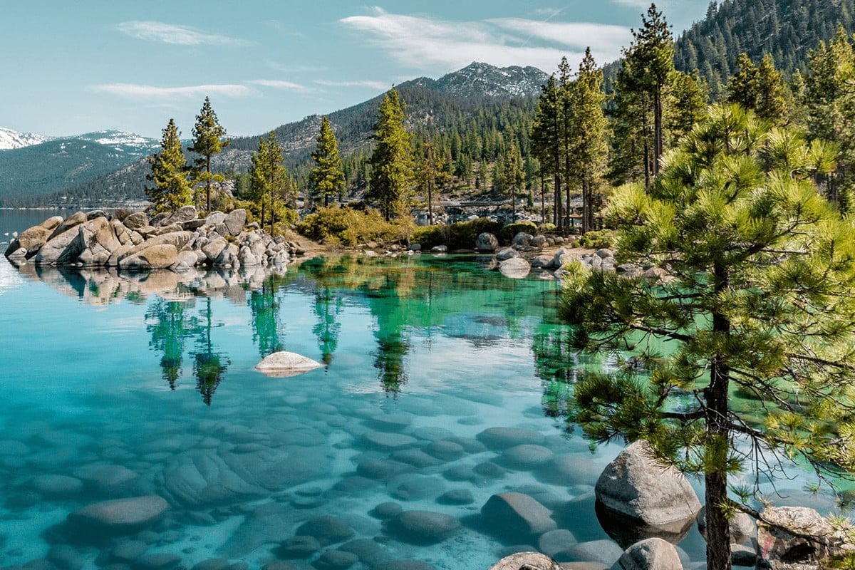 ツアーはタホ湖周辺の絶景ルートをドライブ。一流ホテルへの宿泊や地元の食材を活かした食事などがセットされている（C）Porsche Cars North America