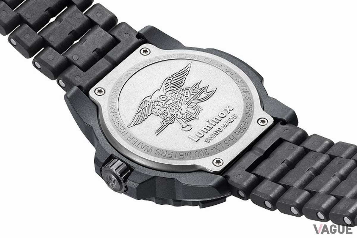 過酷な環境にも耐えうるねじ込み式ケースバック搭載