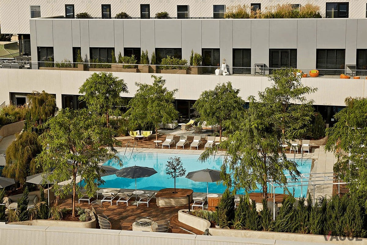 ツアーはタホ湖周辺の絶景ルートをドライブ。一流ホテルへの宿泊や地元の食材を活かした食事などがセットされている（C）Porsche Cars North America