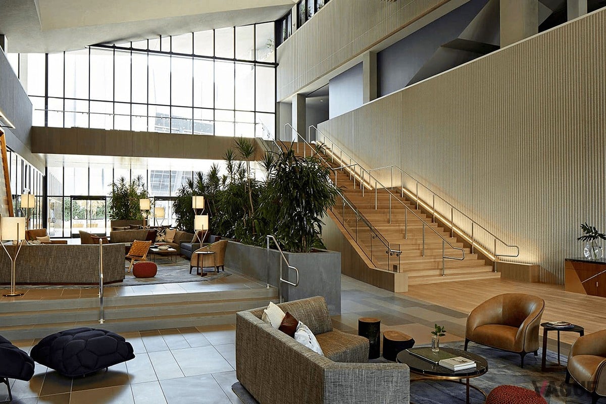 ツアーはタホ湖周辺の絶景ルートをドライブ。一流ホテルへの宿泊や地元の食材を活かした食事などがセットされている（C）Porsche Cars North America