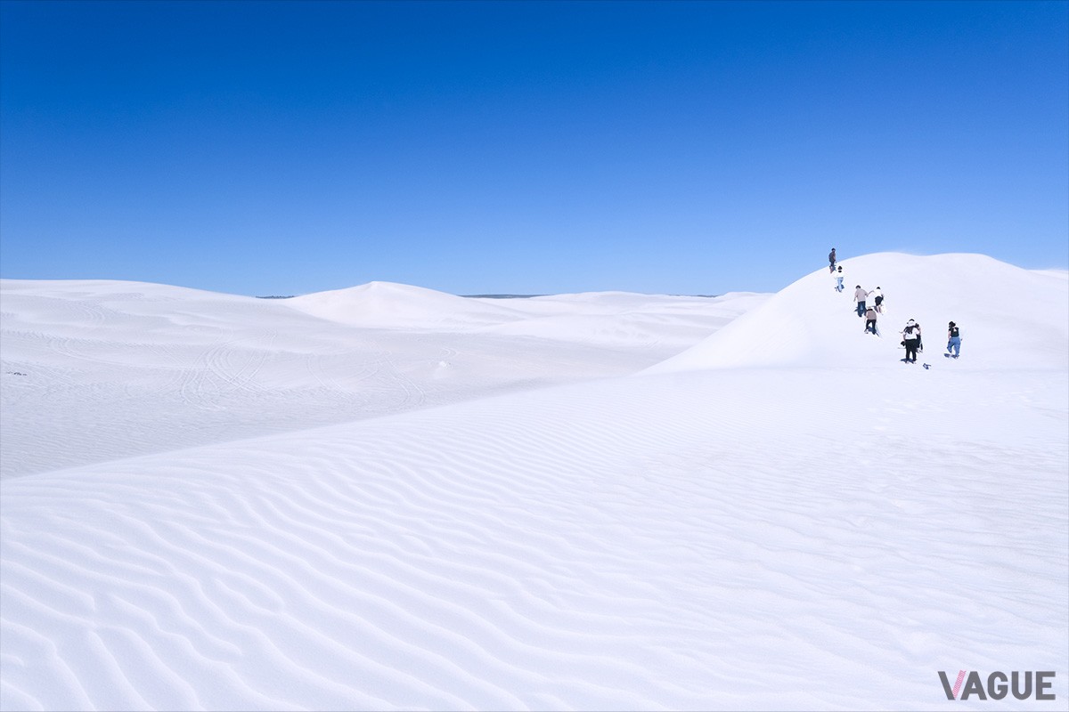 粉雪のような白い砂丘が続くランセリン。陸上のアクティビティでも安心して装着できる
