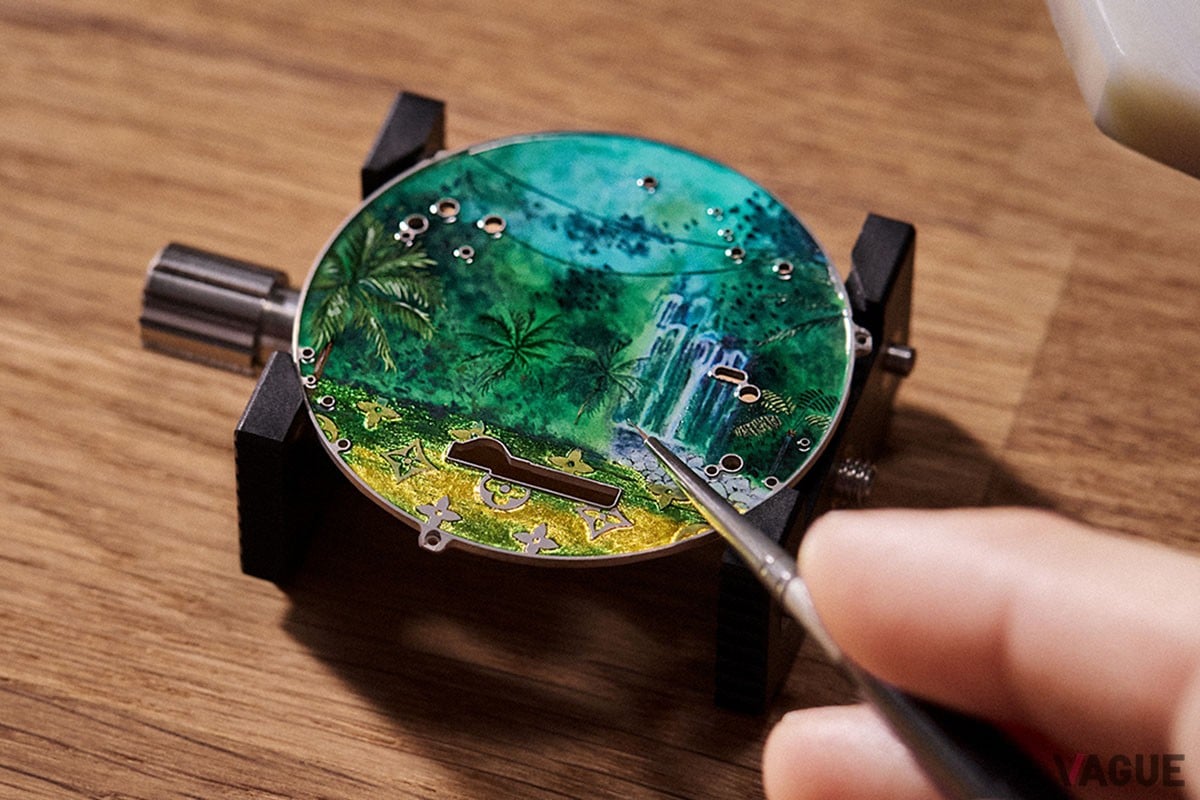 巧みにブレンドされた31種類の色彩をさらに組み合わせて、密林奥深くに潜む爆流や深いヤシの木の緑色をミニアチュールエナメルで生き生きと描き出す