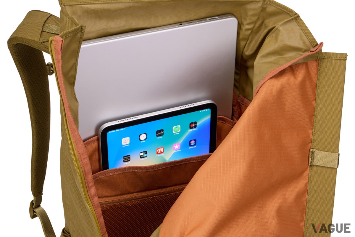 20Lモデル。開口部はシンプルなロールトップ、さらにサイドジッパーを設けることで内部へのアクセスがしやすくなっている。こちらも16インチPCと11インチタブレットが収納可能