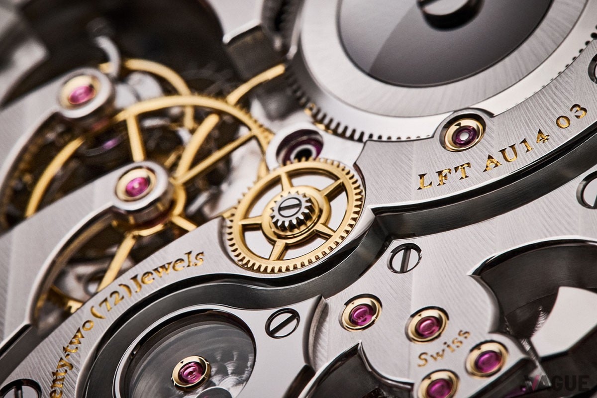 本作のために特別に製作された“LFT AU14.03”。ふたつの複雑機構にオートマタを組み合わせた超絶技巧の手巻きキャリバー。パーツ数は555個、面取り加工だけでも合計646ヶ所にも及ぶ