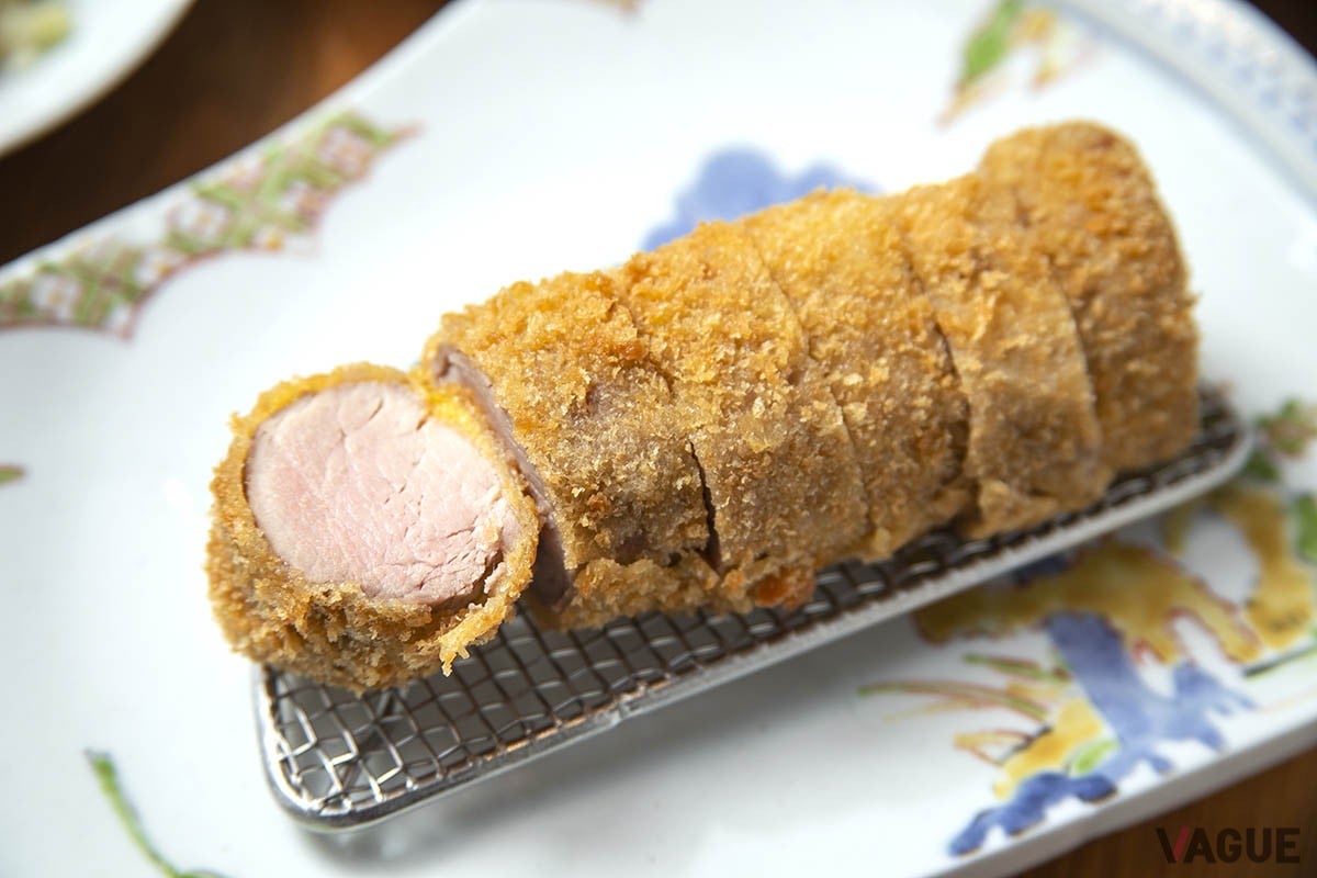 断面はうっすらピンク色。味変アイテムが豊富なので、色々な味で楽しめる