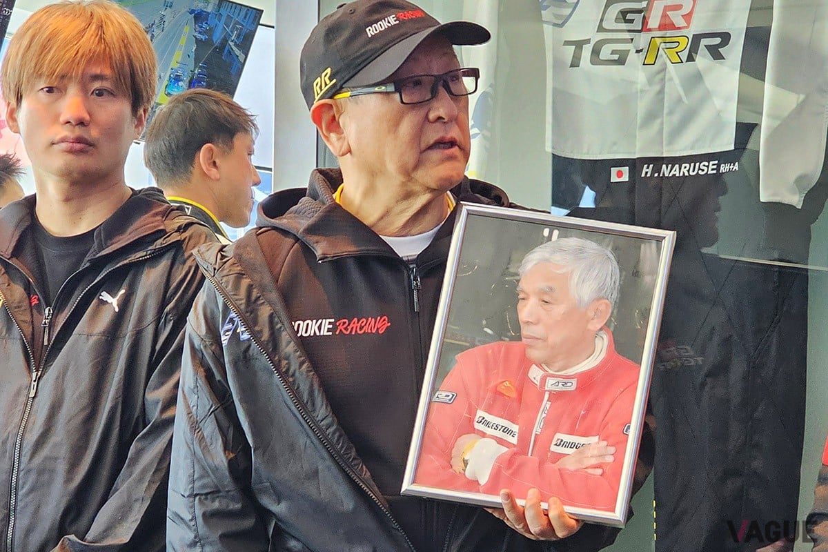 故・成瀬弘氏の写真を前に、「もっといいクルマづくり」は新たなスタートを切ると宣言した豊田章男氏