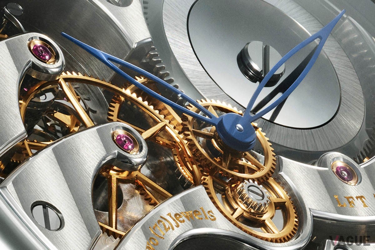 繊細なリーフ針には伝統的な青焼き加工、ブリッジにははコート・ド・ジュネーブ装飾を施すことでクラシカルな印象に。鏡面加工を施したゴングやトゥールビヨンも見どころ