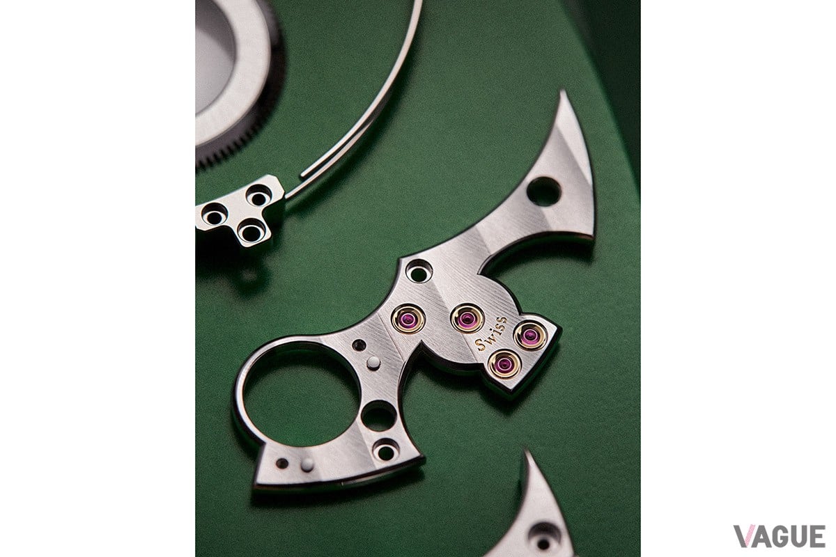 ケース外周にはエキゾチックなパターンを手作業でエングレービング。外周に敷き詰めた宝石は60個計3.85カラット、絢爛豪華なグラデーションには目を見張るばかり