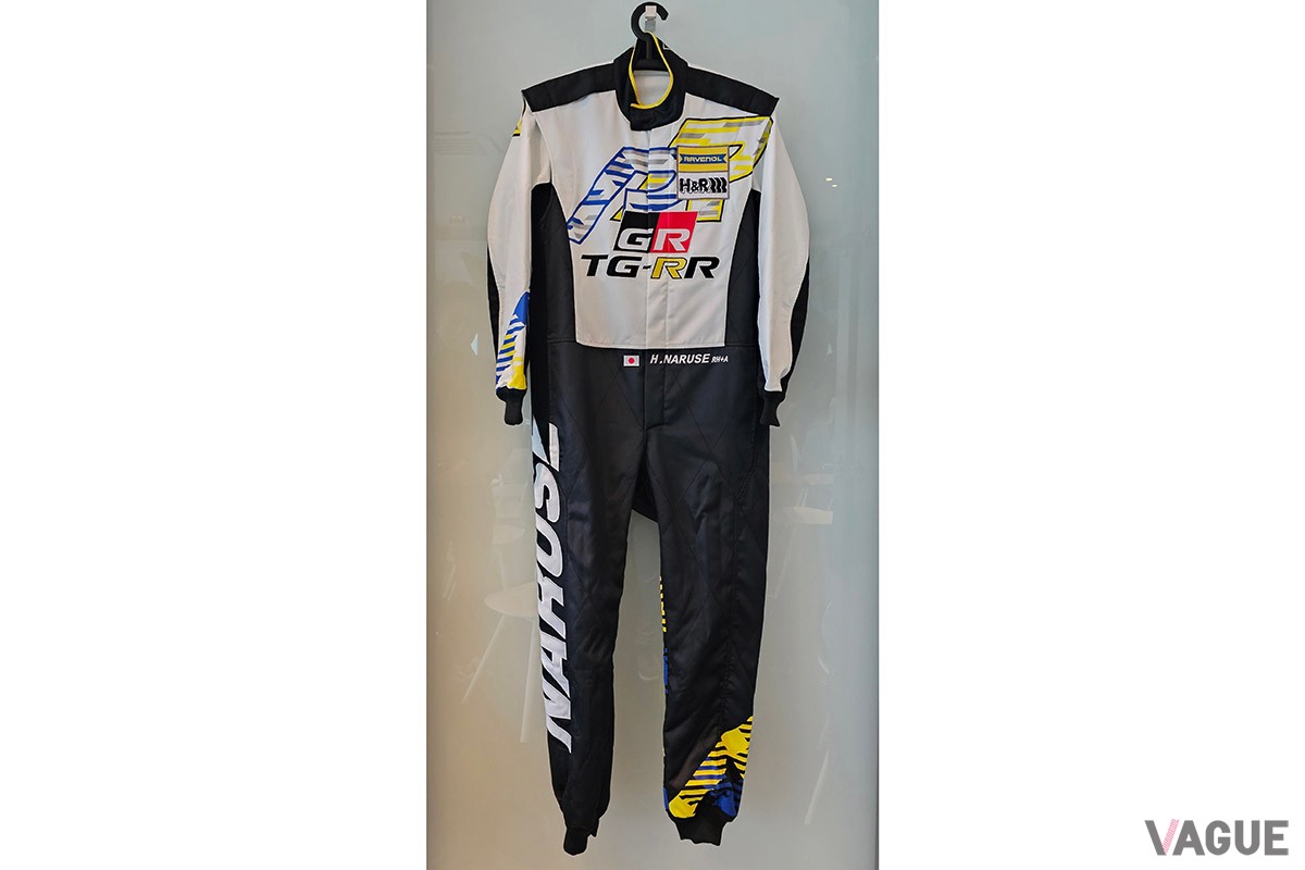 ラウンジには、成瀬氏のために仕立てられたTGRRのレーシングスーツが飾られた