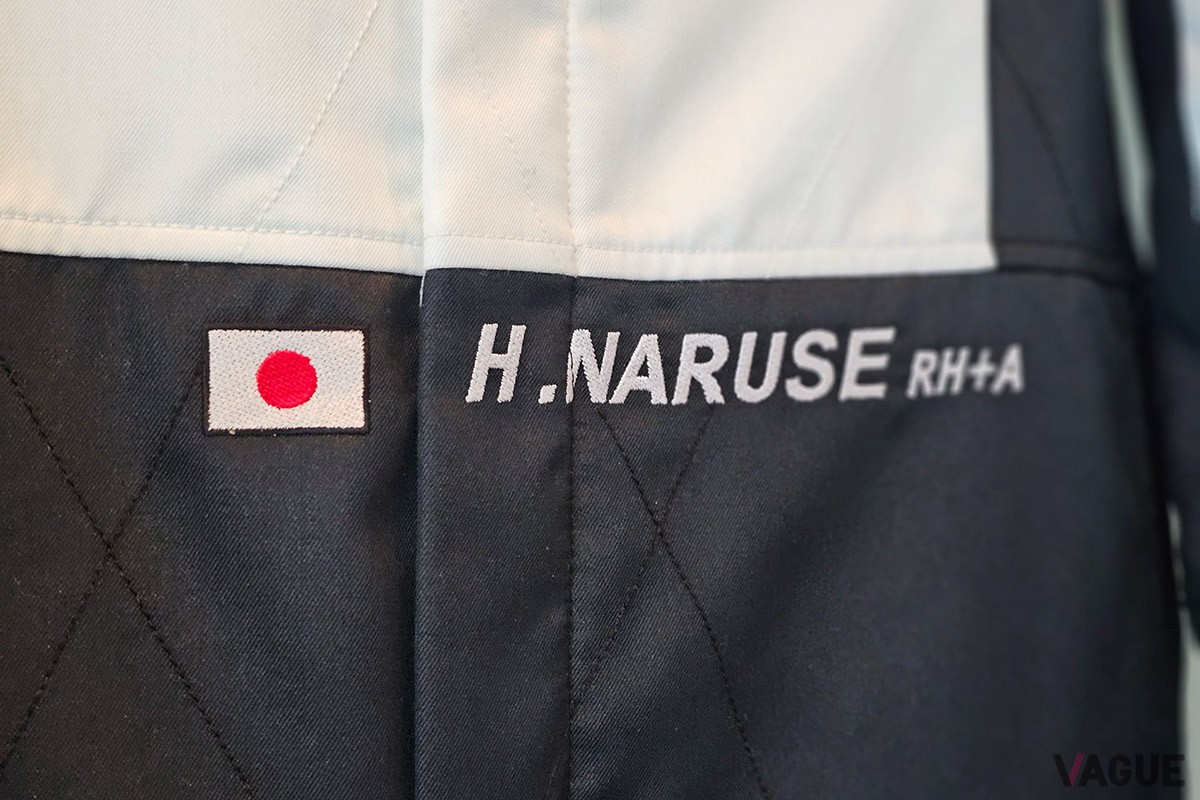 ラウンジには、成瀬氏のために仕立てられたTGRRのレーシングスーツが飾られた