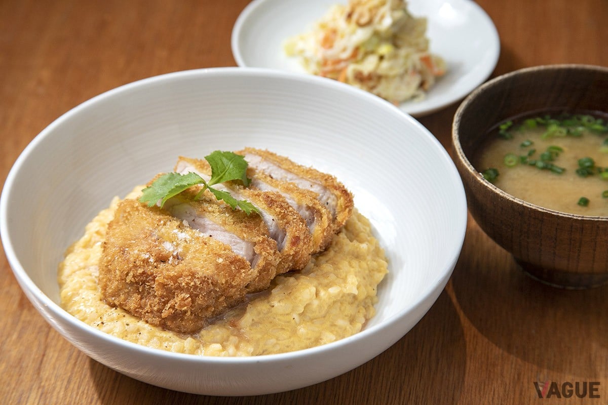 かつ丼定食1.600円。お味噌汁、コールスロー付き。これもヒレかロースが選べる（写真はロース）