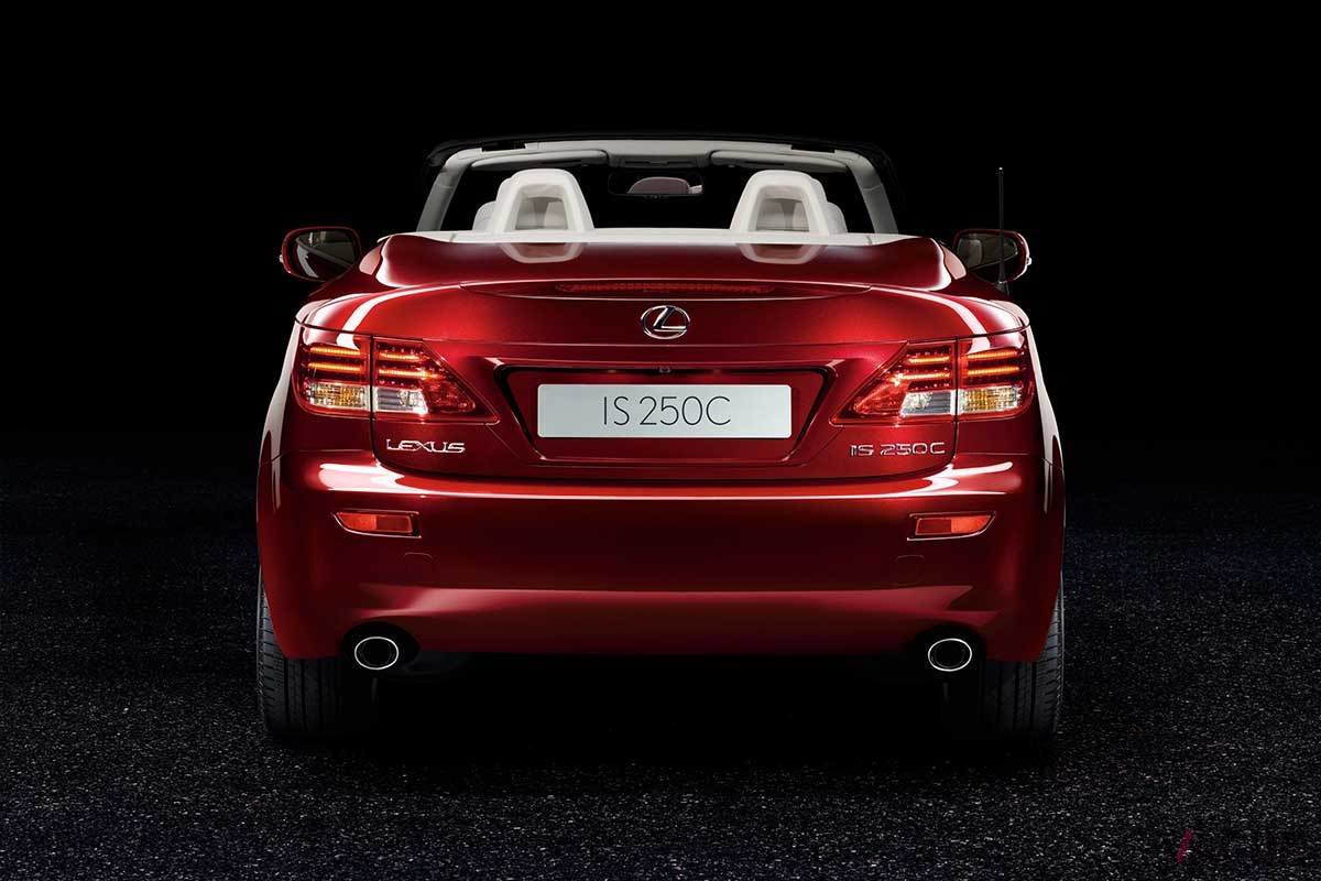 いまから16年前の2009年5月7日に発売されたレクサス「IS250C」（海外仕様）