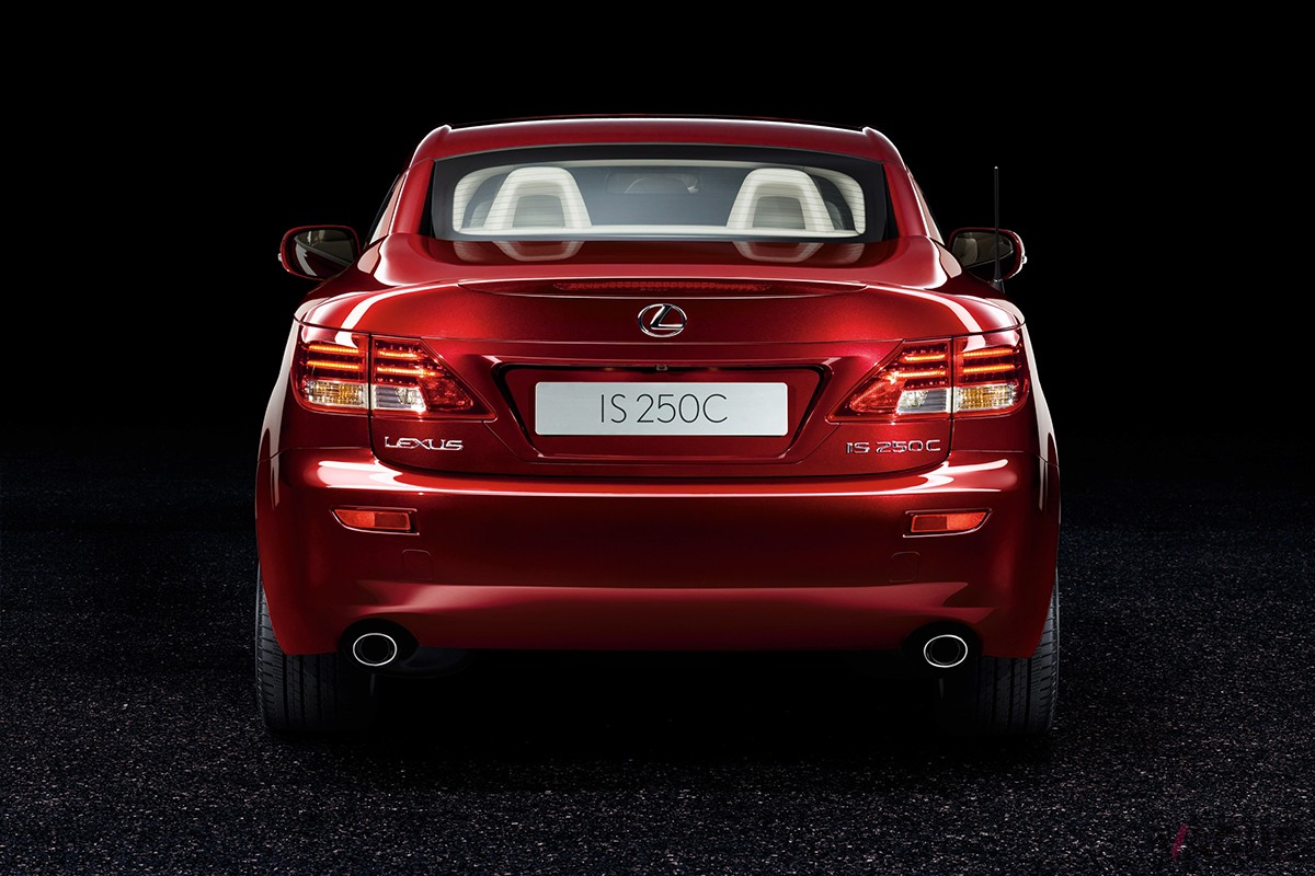 いまから16年前の2009年5月7日に発売されたレクサス「IS250C」（海外仕様）