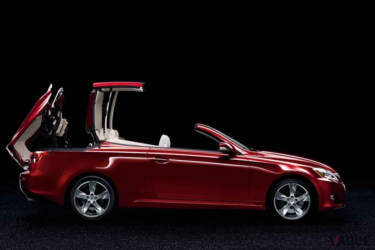 いまから16年前の2009年5月7日に発売されたレクサス「IS250C」（海外仕様）