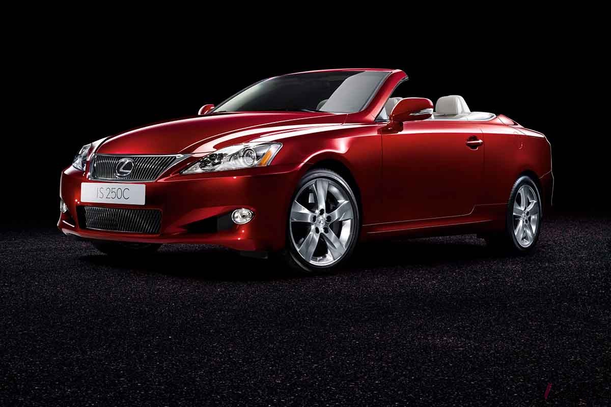 いまから16年前の2009年5月7日に発売されたレクサス「IS250C」（海外仕様）