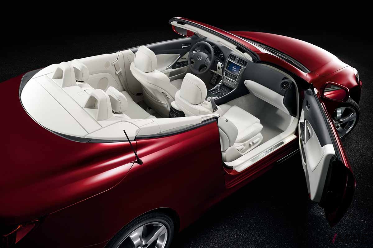 いまから16年前の2009年5月7日に発売されたレクサス「IS250C」（海外仕様）