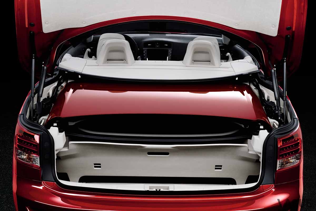 いまから16年前の2009年5月7日に発売されたレクサス「IS250C」（海外仕様）