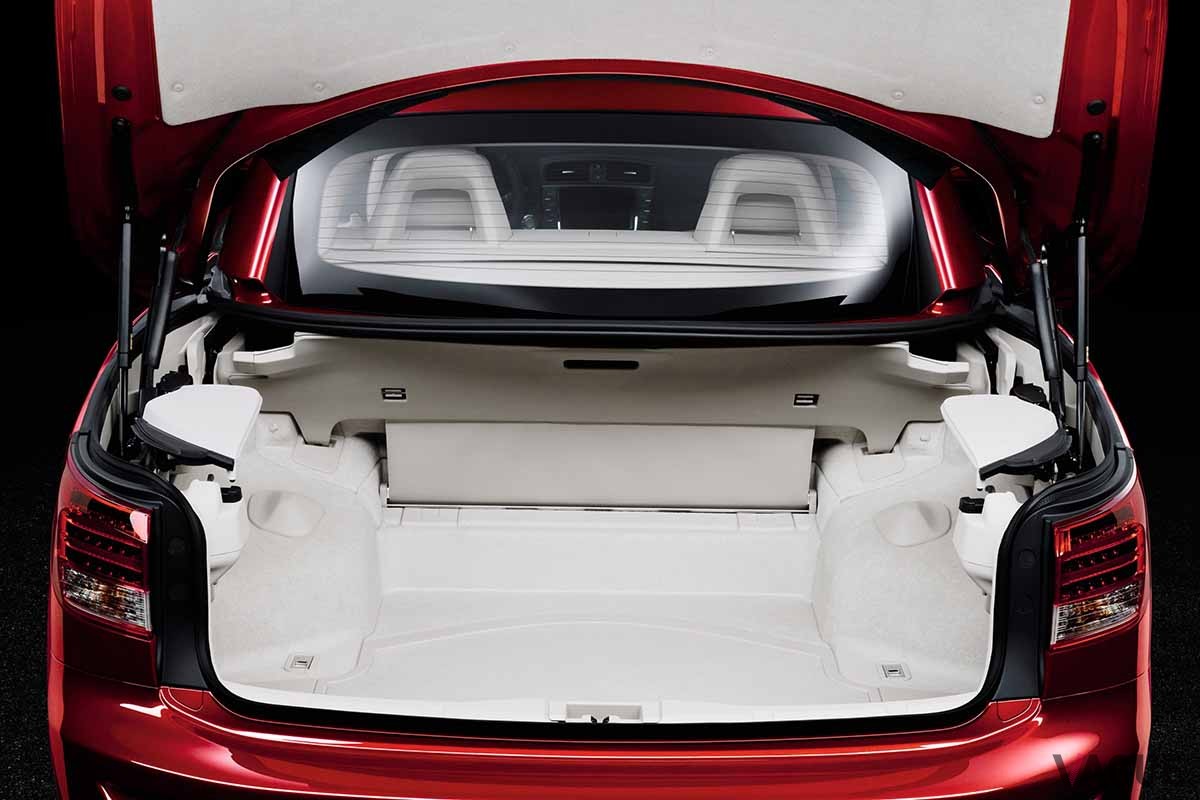 いまから16年前の2009年5月7日に発売されたレクサス「IS250C」（海外仕様）