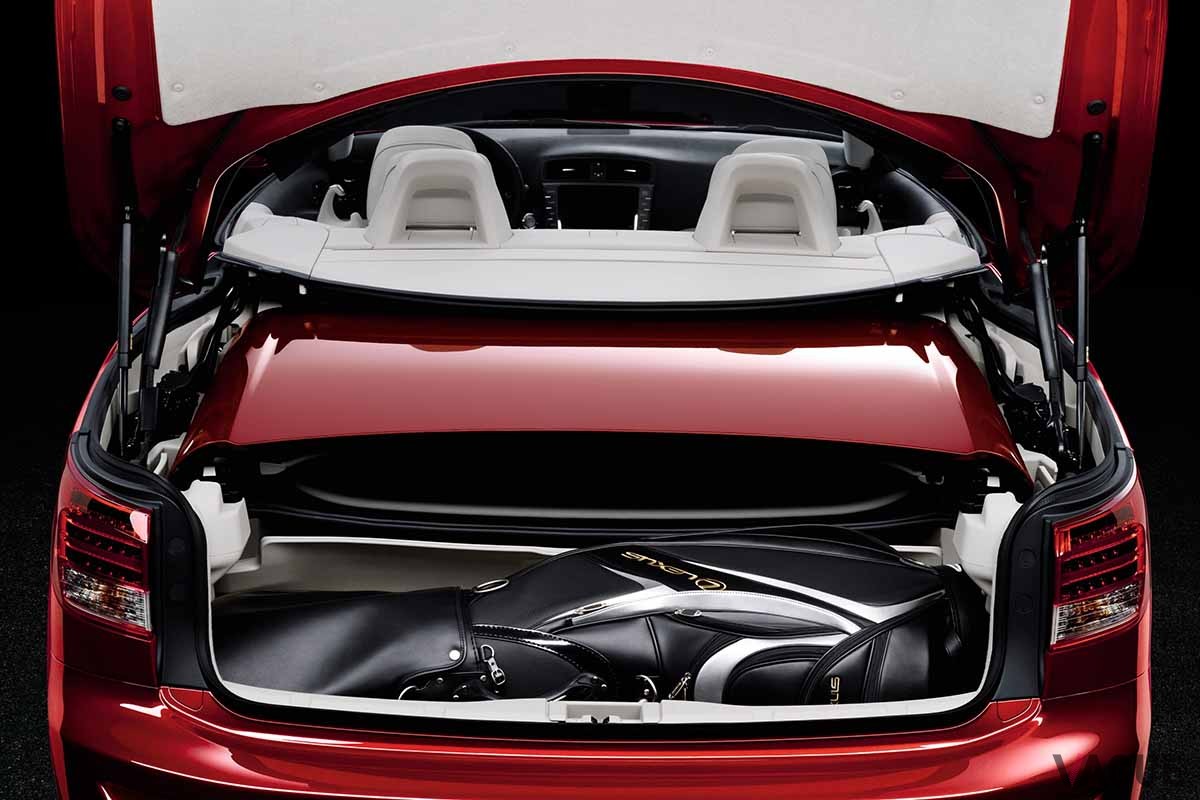 いまから16年前の2009年5月7日に発売されたレクサス「IS250C」（海外仕様）