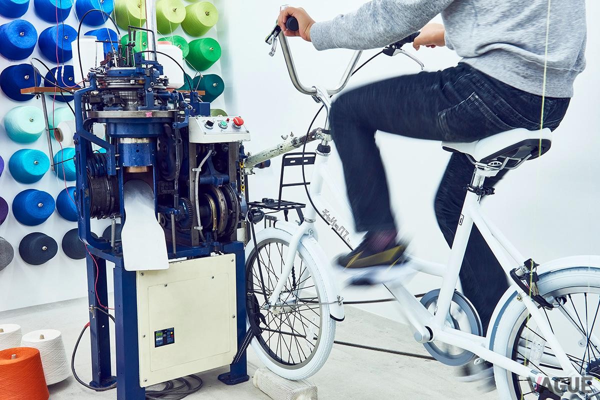 チャリックスは、実際に工場で使われていた靴下の編機と自転車を融合した創喜オリジナルの「チャリックス」。靴下の製造工程を直接体験できる