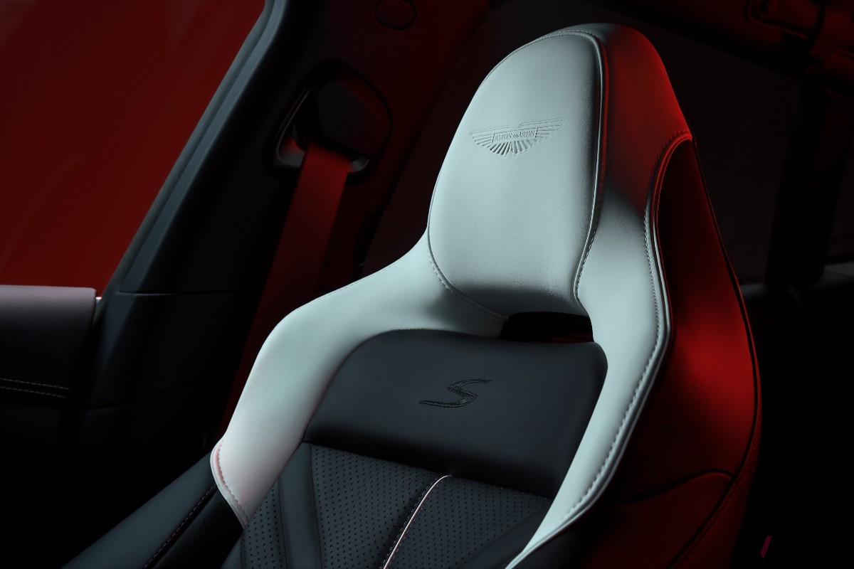 アストンマーティン新型「DBX S」