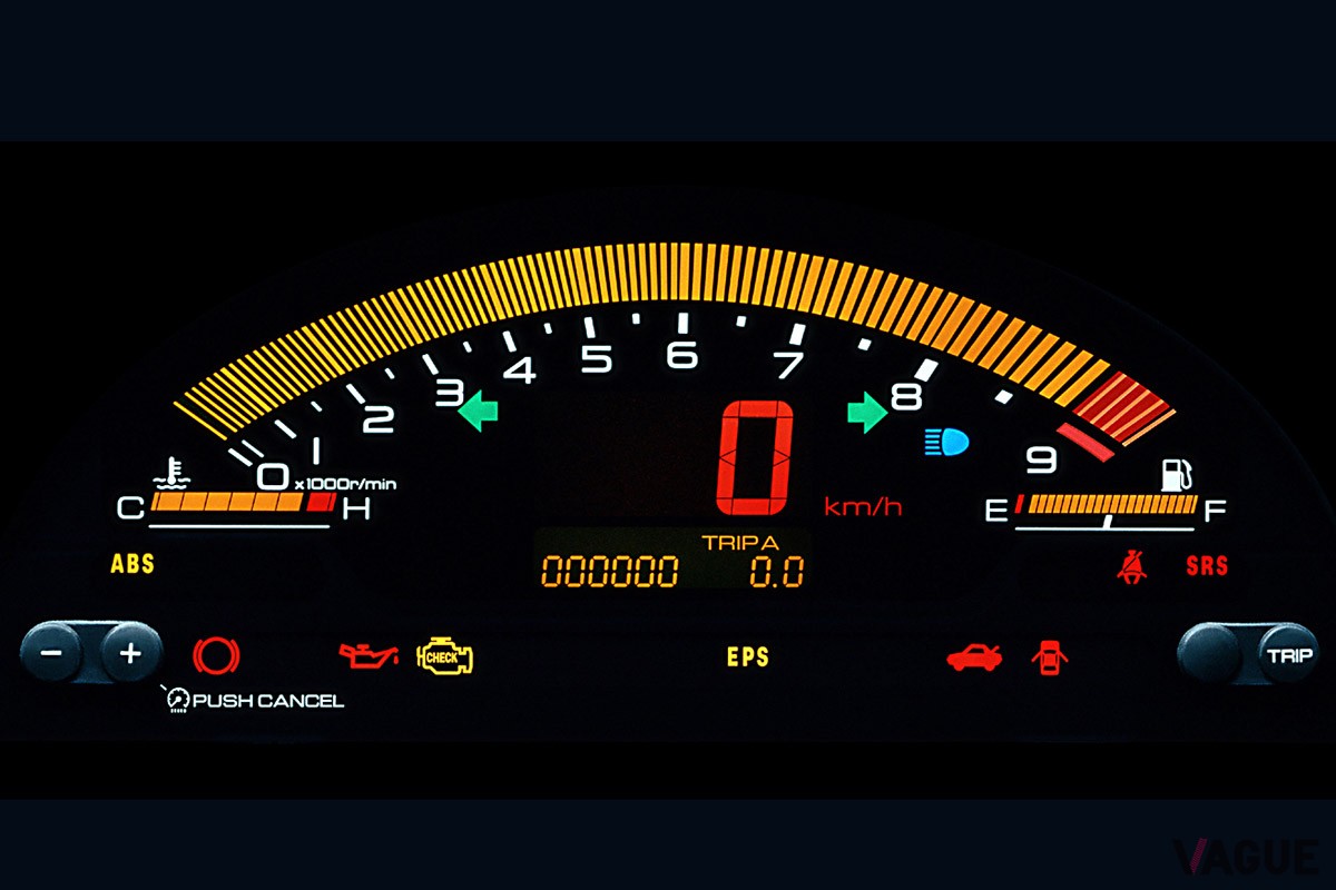 ホンダ「S2000」専用のデジタルメーター。中央には9000rpmまで刻まれたタコメーターが輝く