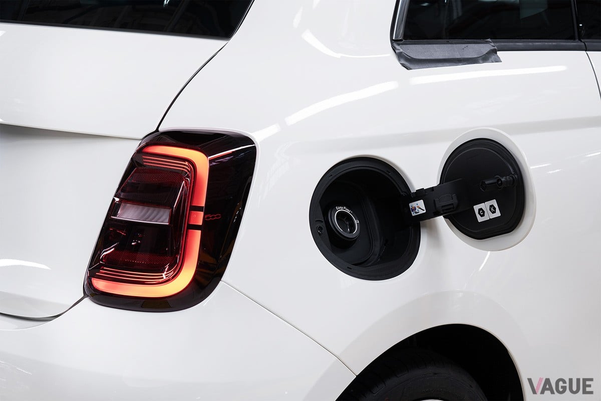 フィアット新型「500ハイブリッド」の給油口