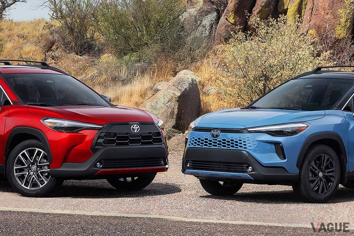 北米仕様のトヨタ新型「カローラ クロス」右はハイブリッドモデル、左はガソリンモデル