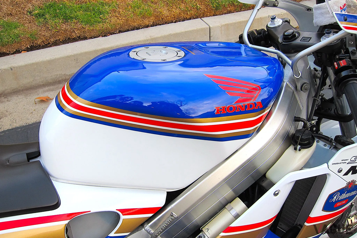 米国オークションに登場、高値で落札された1994年式ホンダ「NSR250R SP ロスマンズ」