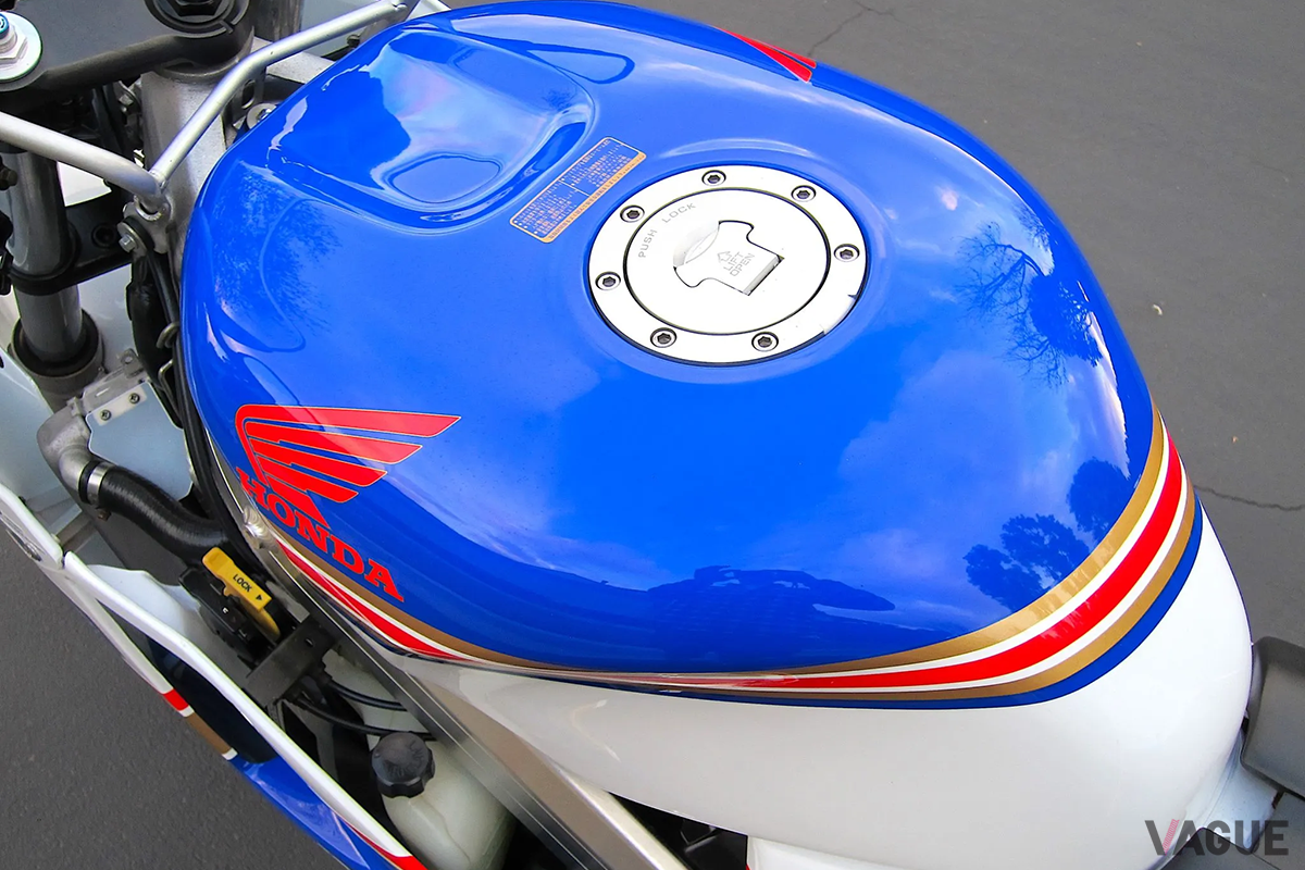 米国オークションに登場、高値で落札された1994年式ホンダ「NSR250R SP ロスマンズ」