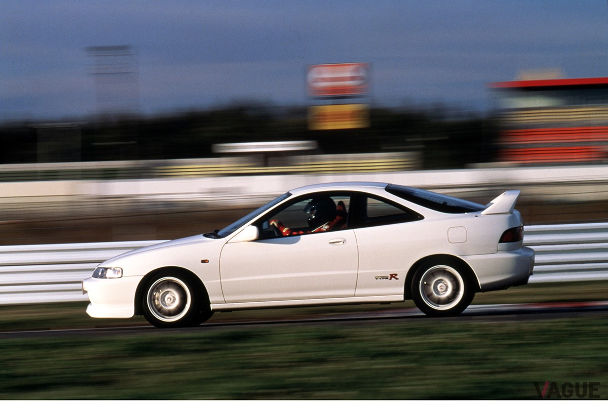1995年8月のマイナーチェンジでフロントマスクを変更したインテグラ。さらにインテグラ初の「タイプR」もこの際に設定された
