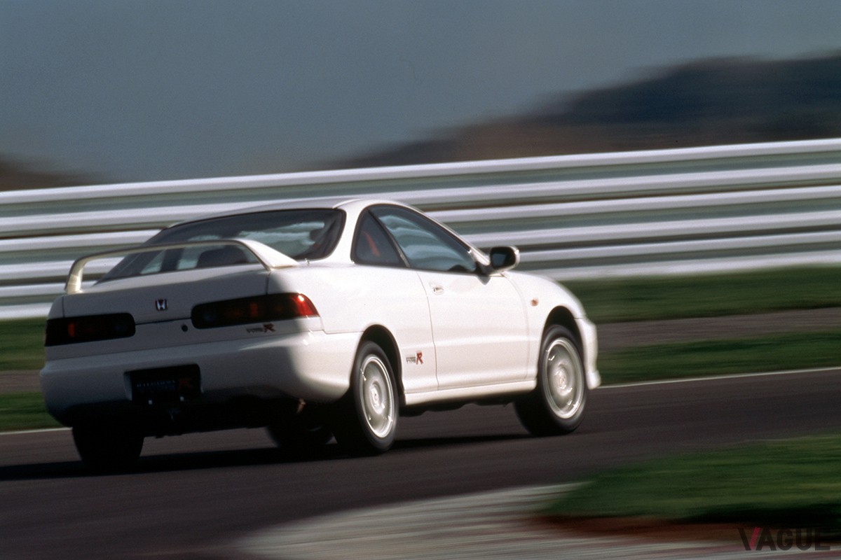 1995年8月のマイナーチェンジでフロントマスクを変更したインテグラ。さらにインテグラ初の「タイプR」もこの際に設定された
