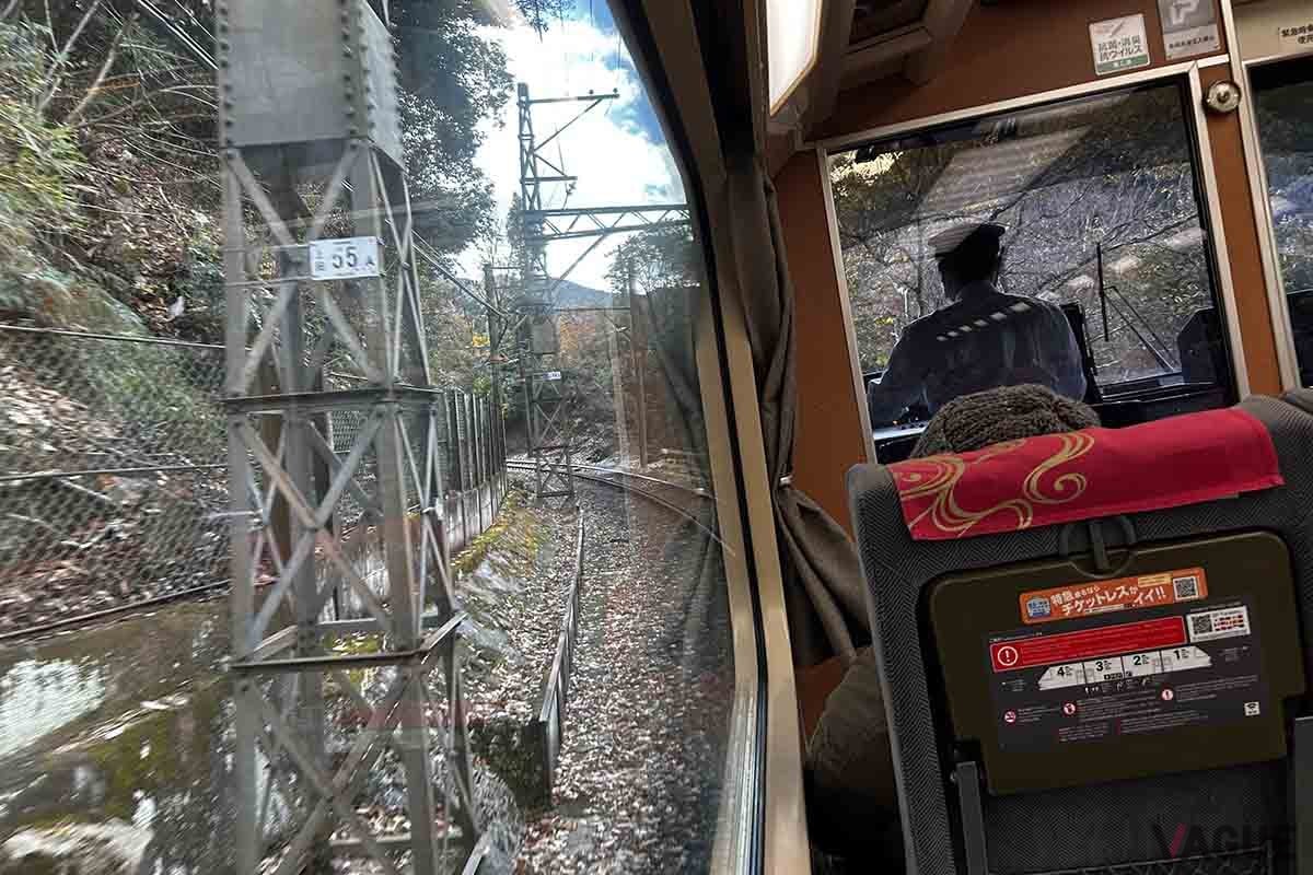 南海橋本駅をすぎると、急カーブが連続する山岳区間が始まる。乗っていてもその急勾配がわかるほど