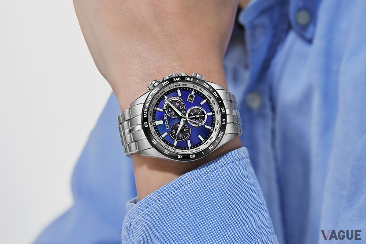 世界限定5500本の「CB5874-81L」は、人気のエコ・ドライブ電波時計クロノグラフをアレンジ