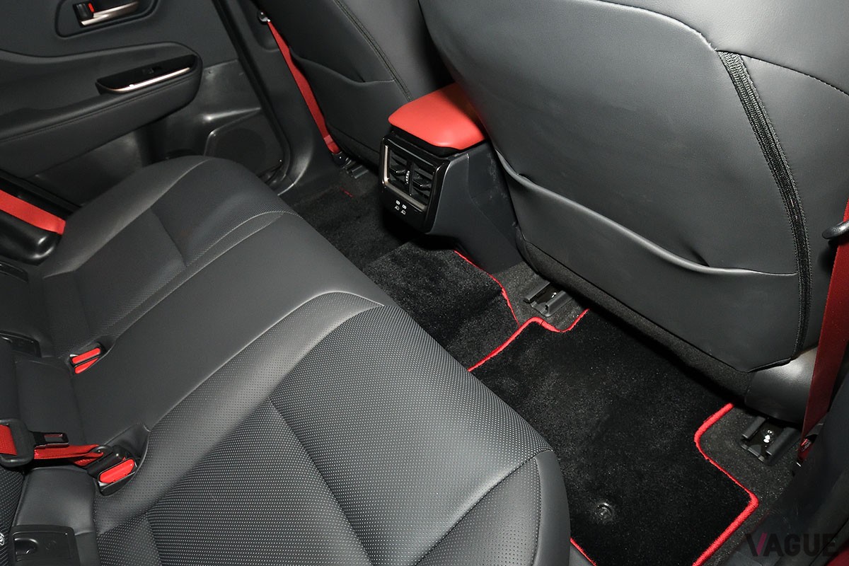 トヨタ新型「クラウン・スポーツ」は、くつろげるリアシートなどクラウンの名に恥じない快適なキャビンも魅力的