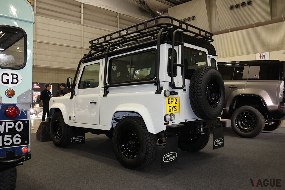ランドローバークラシックが厳選した中古車をベースに、レストアのみならずビスポークを加えて仕上げた「ディフェンダー」のレストア車