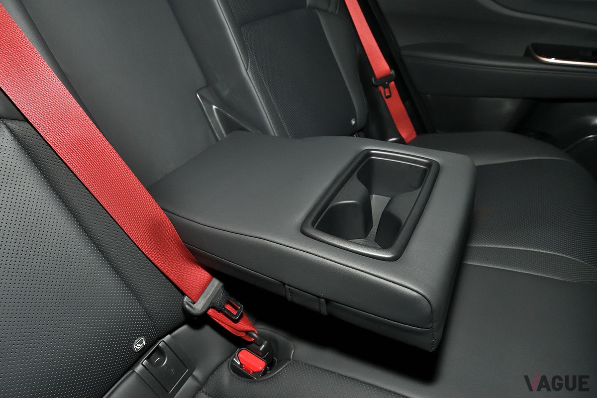 トヨタ新型「クラウン・スポーツ」は、くつろげるリアシートなどクラウンの名に恥じない快適なキャビンも魅力的