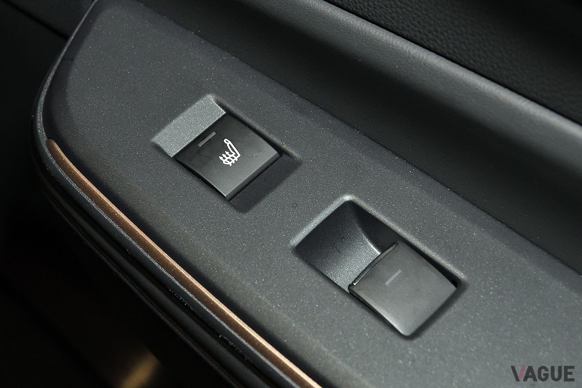 トヨタ新型「クラウン・スポーツ」は、くつろげるリアシートなどクラウンの名に恥じない快適なキャビンも魅力的