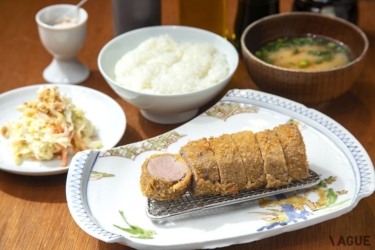 かつ定食　ヒレ1,500円。ゴハン、味噌汁、コールスローがセット。ロースも同価格