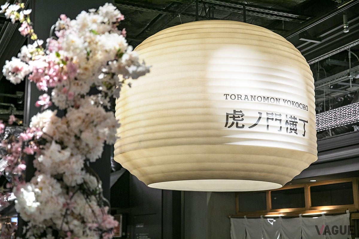 虎ノ門横丁にある、大きな提灯。火鍋や和食、イタリアンなど23店舗が入っている