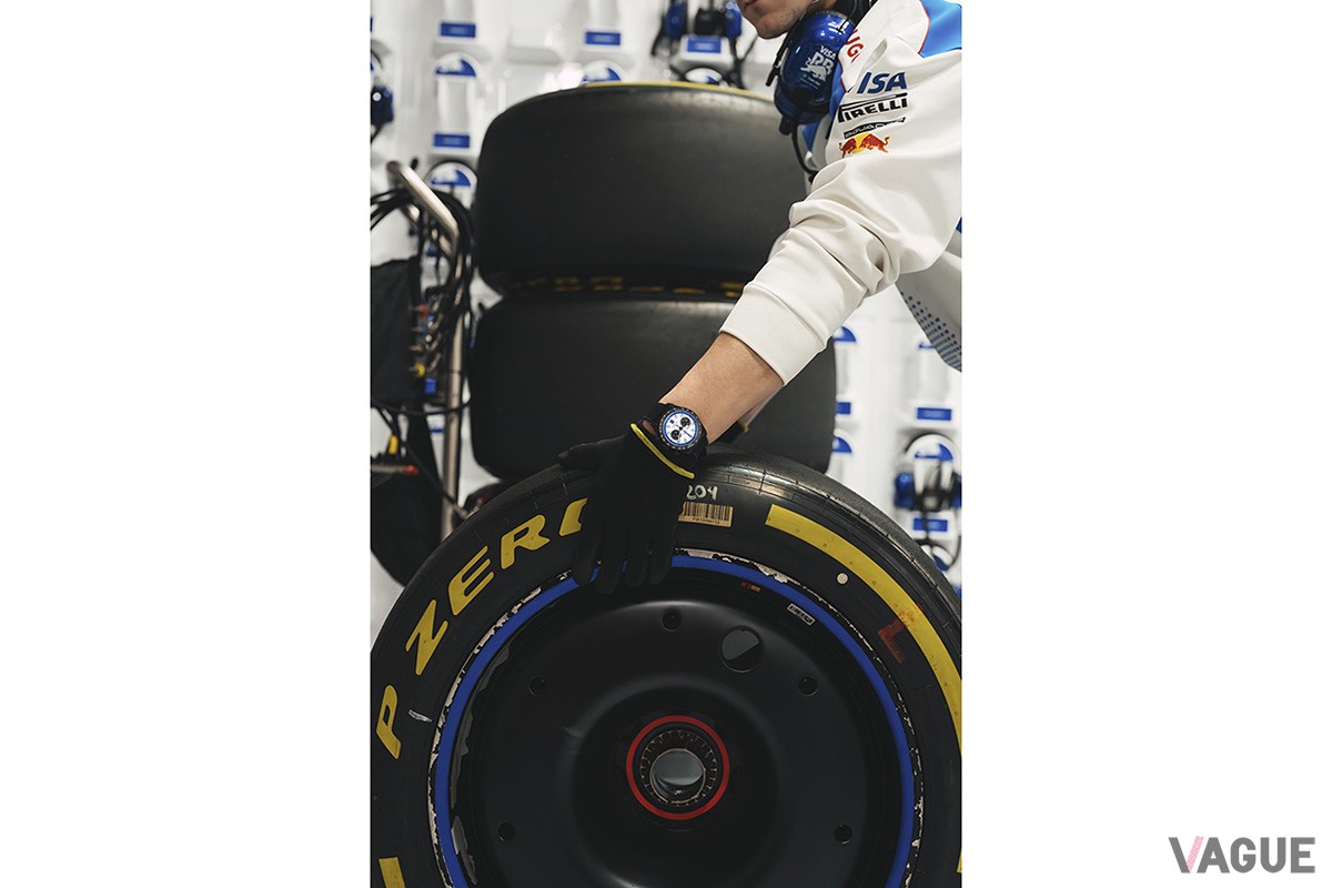 2010年代以来のF1との深い結びつきをカーボンケースとダイヤルデザインで体現する特別な1本。RB F1チームのファンなら必携の1本