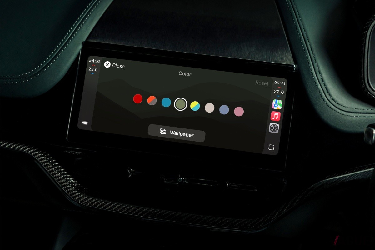  iPhoneと連携した「CarPlay Ultra」により、アストンマーティン「DBX」のメーターパネルも自在にカスタマイズ可能に