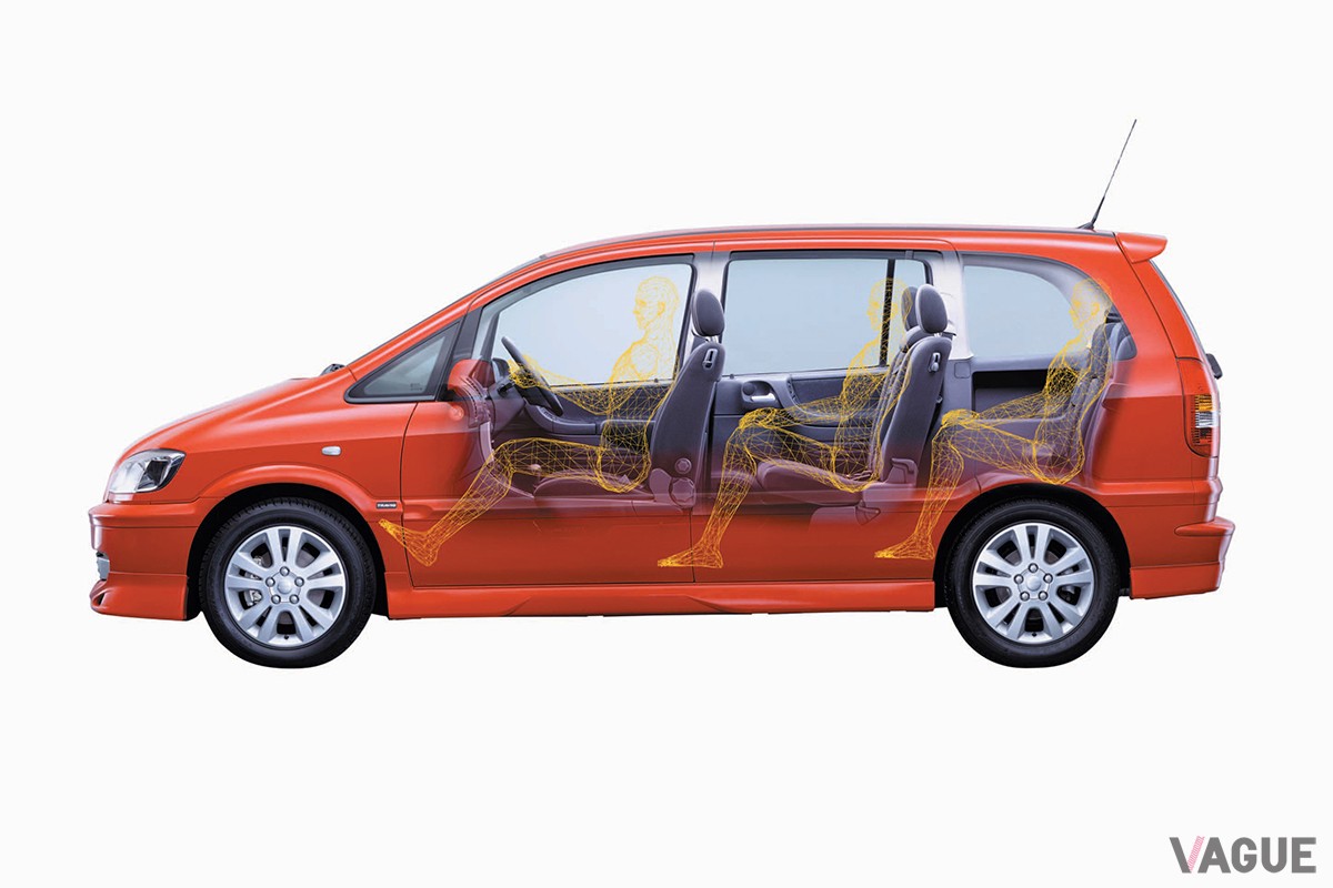 2001年に発売されたスバル「トラヴィック」。オペル初代「ザフィーラ」のOEM車だった