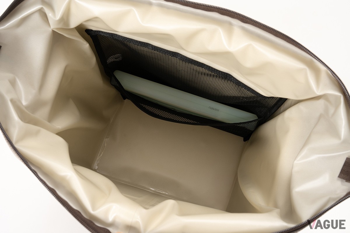 容量は16L。内ポケット付きで保冷剤を入れたりもできる