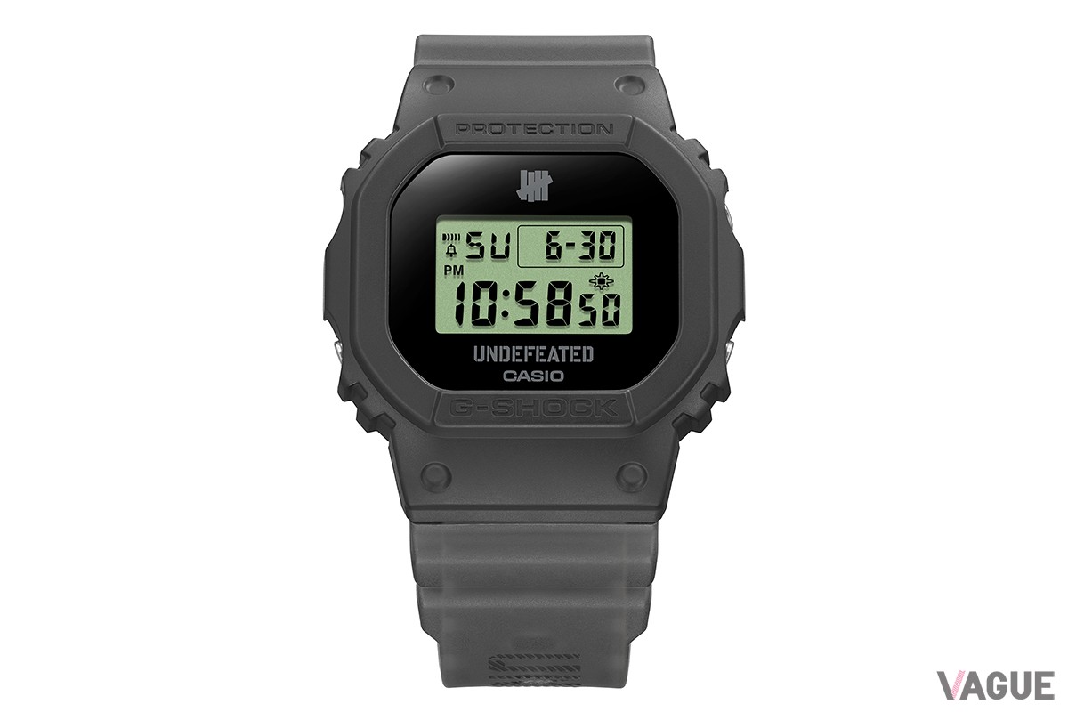 G-SHOCK×UNDEFEATED。G-SHOCKにとってアイコニックな「5600」をベースに各部にロゴをあしらうなど特別なディテールを備える