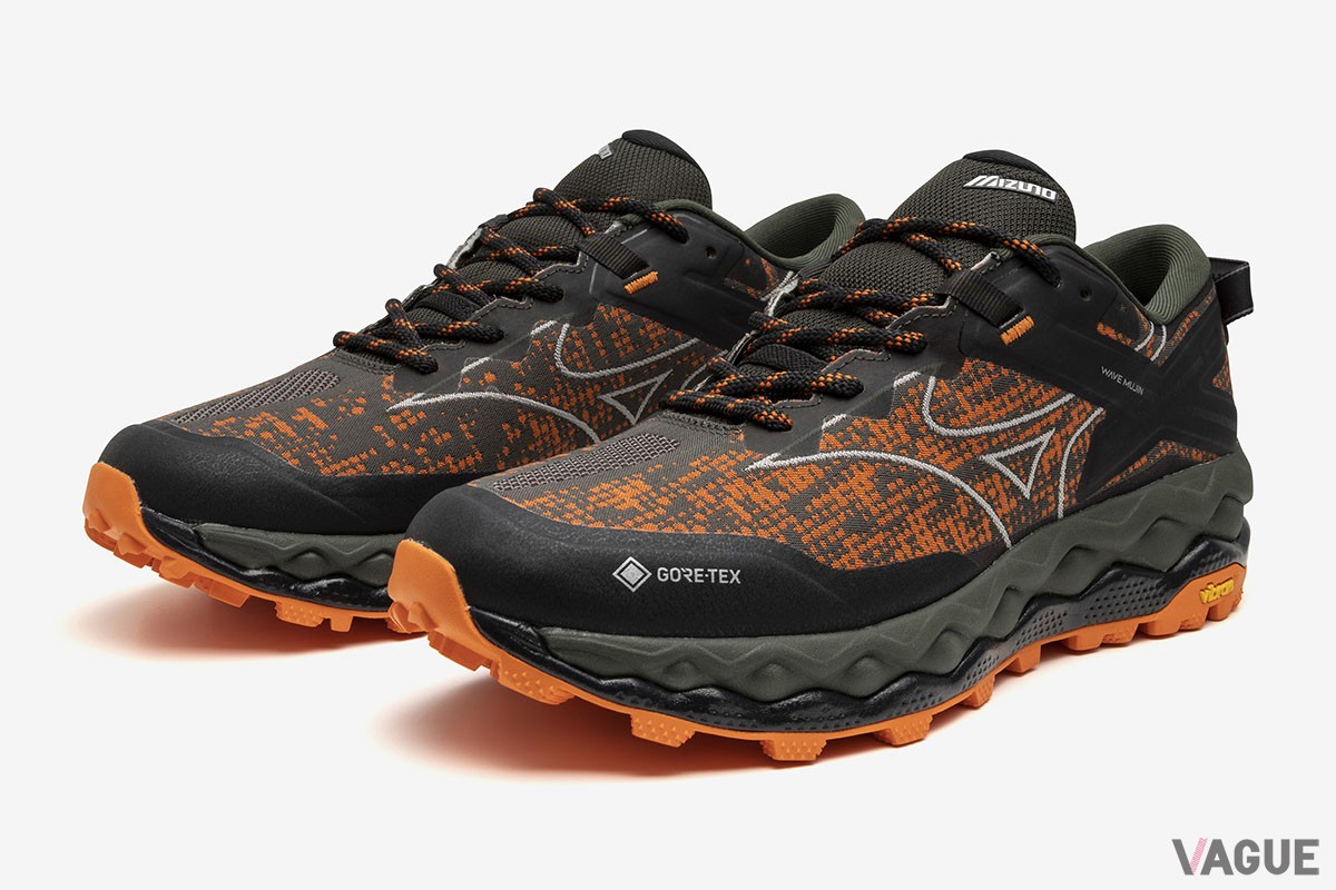 イギリス生まれのブランド・マハリシとミズノのコラボ第二弾が登場。アッパーにはイギリス軍の独自のカモフラ柄に着想を得た印象的なパターンがジャガード織りされている