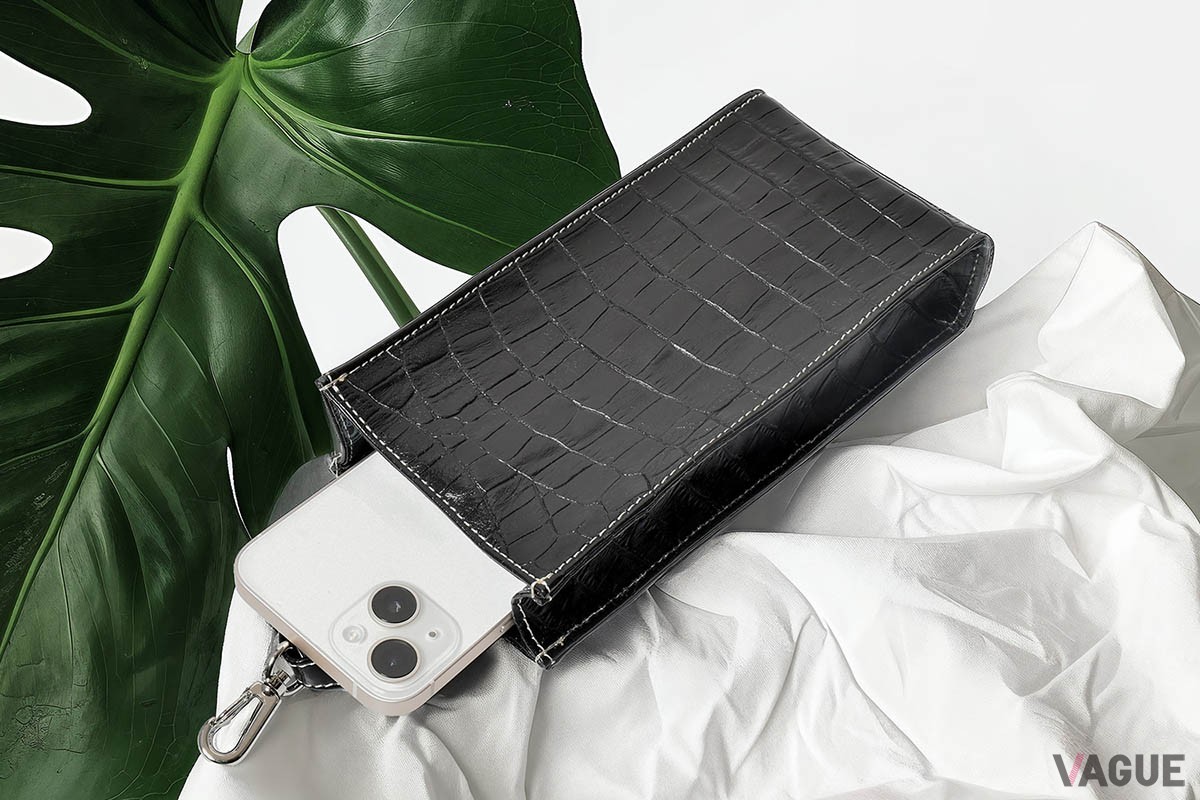 スマホケースはクロコの型押しとなっておりトートとは表情を切り替えてのアクセントに
