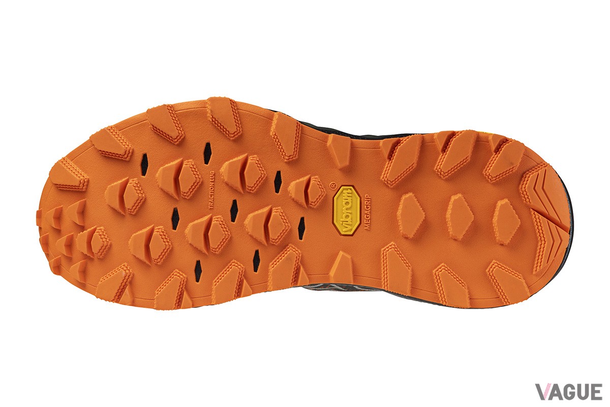 アウトソールはヴィブラム社のメガグリップ。路面が乾いていても濡れていても高いグリップ力を発揮する